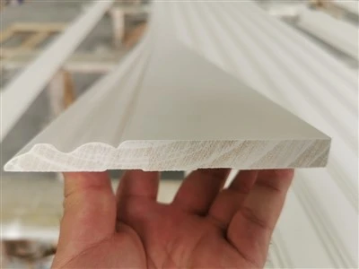Panneau de base pour moulures en bois apprêté blanc